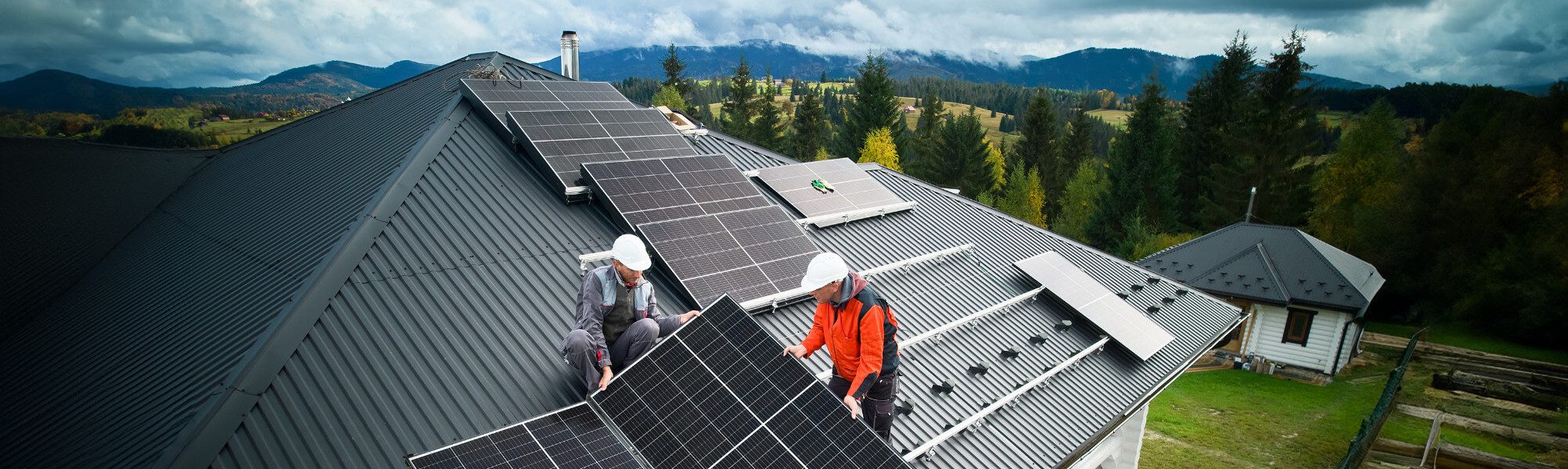 Záběr na instalaci fotovoltaických panelů na střeše domu