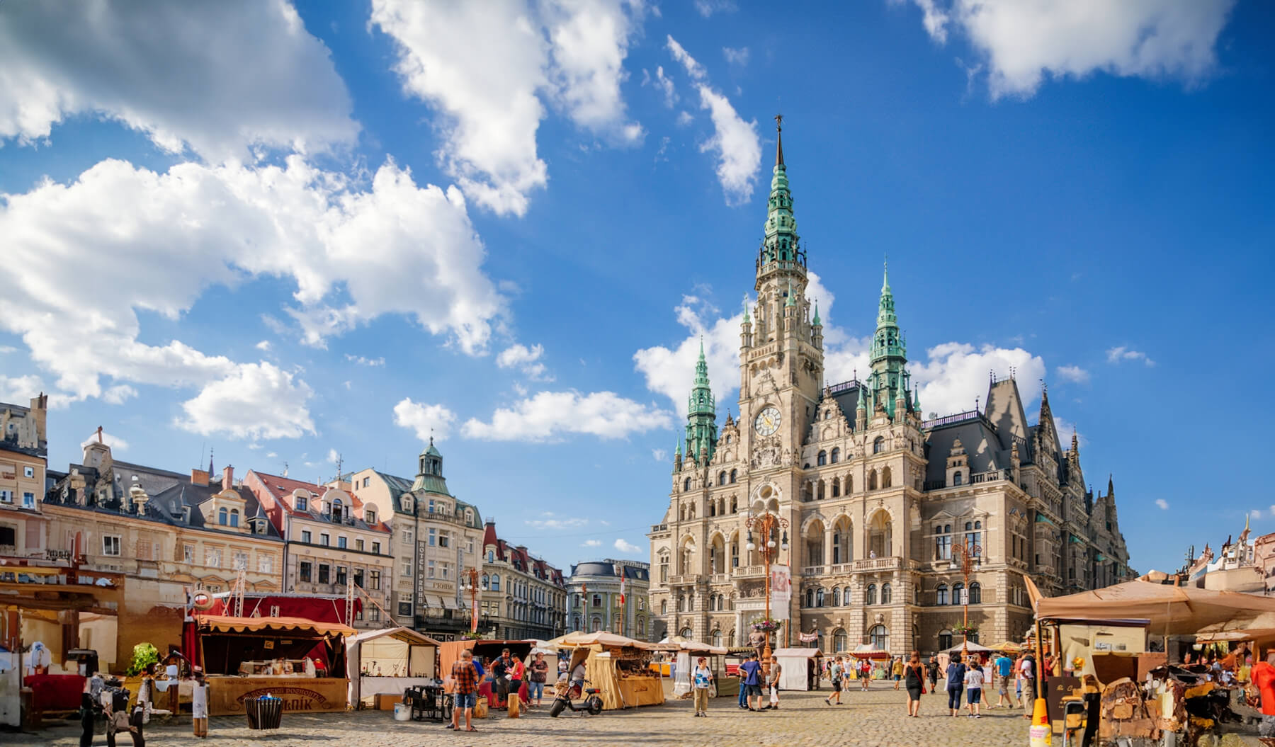 Úvodní obrázek stránky Město - záběr radnice a náměstí